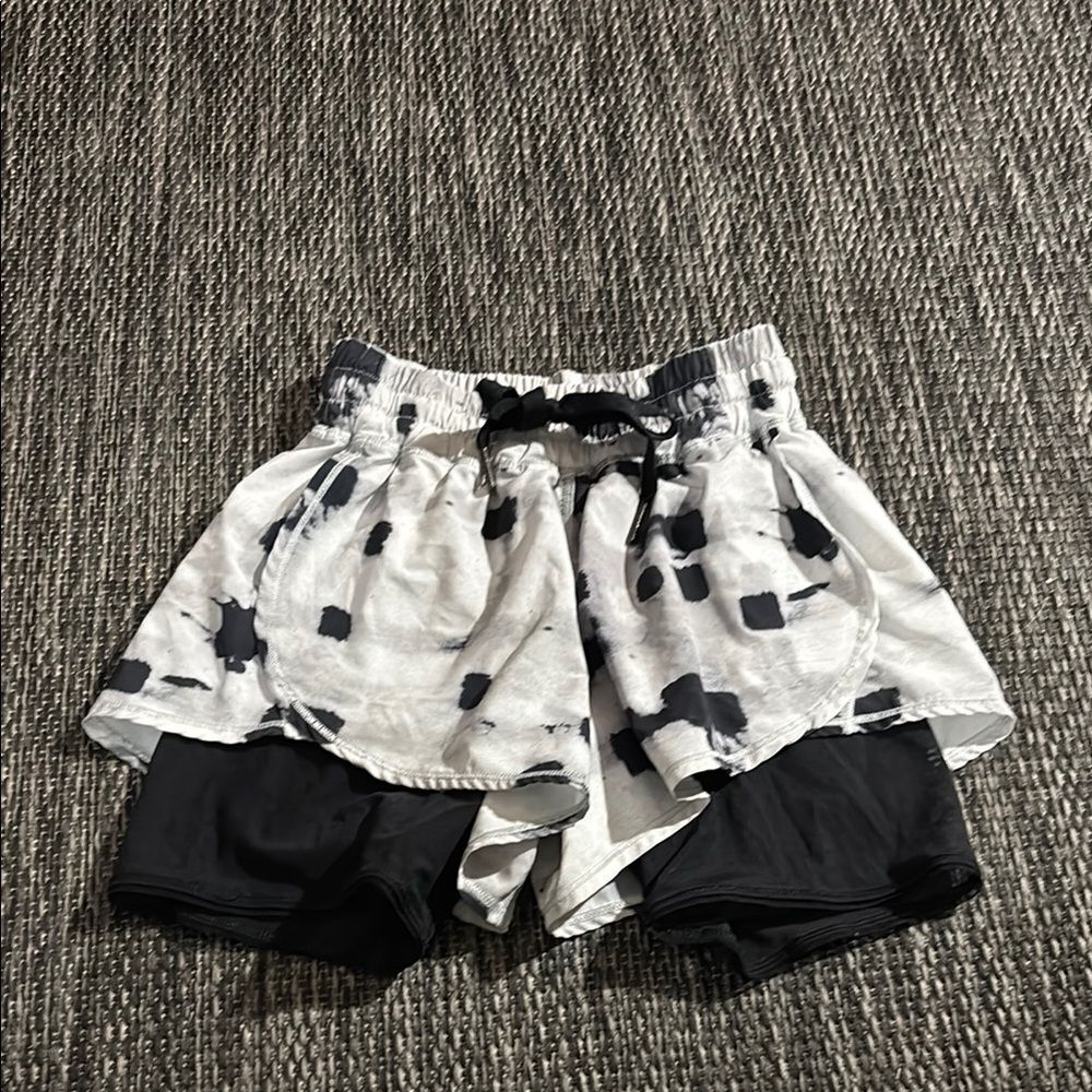 Lululemon Hot To Street Short Long Mesh Liner Ghost Weave White Black Size 2